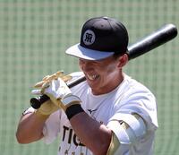 打撃練習の合間に笑顔を見せる立石（撮影・西田忠信）