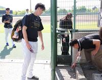 サブグラウンドに迷い込んだひな鳥（右下）を心配する湯浅（撮影・田中太一）