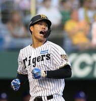 １回、佐藤輝の先制打で生還し声を上げる岡城（撮影・西田忠信）
