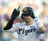 １回、先制打を放ちポーズをする佐藤輝（撮影・西田忠信）