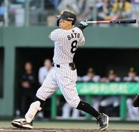 １回、先制タイムリーを放つ佐藤輝（撮影・田中太一）