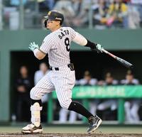 １回、先制タイムリーを放つ佐藤輝（撮影・田中太一）