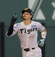 ３回、２ランを放ち、天を指さす佐藤輝（撮影・西田忠信）