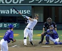 ３回、右中間スタンドへ２ランを放つ佐藤輝（撮影・立川洋一郎）