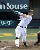３回、佐藤が右中間２ランを放つ