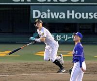 ３回、右中間スタンドへ２ランを放つ佐藤輝（撮影・立川洋一郎）