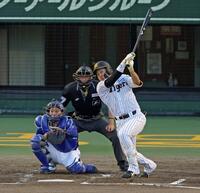 ２回、プロ初安打となる中前打を放つ立石（撮影・立川洋一郎）