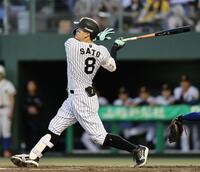 ３回、２ランを放つ佐藤輝（撮影・田中太一）