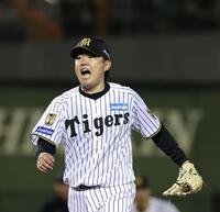５回、石伊を見逃し三振に仕留め、ほえる西勇（撮影・西田忠信）