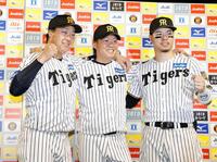 お立ち台でポーズを決める（左から）大山、西勇、佐藤輝（撮影・西田忠信）