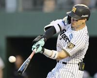 ３回、２ランを放つ佐藤輝（撮影・田中太一）