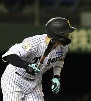 ５回、左前打を放つ佐藤輝（撮影・西田忠信）