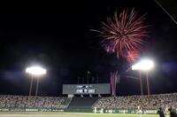 ５回終了後に打ち上げられた花火（撮影・西田忠信）