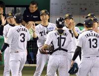 ナインと勝利のタッチを交わす藤川監督（中央）＝撮影・立川洋一郎