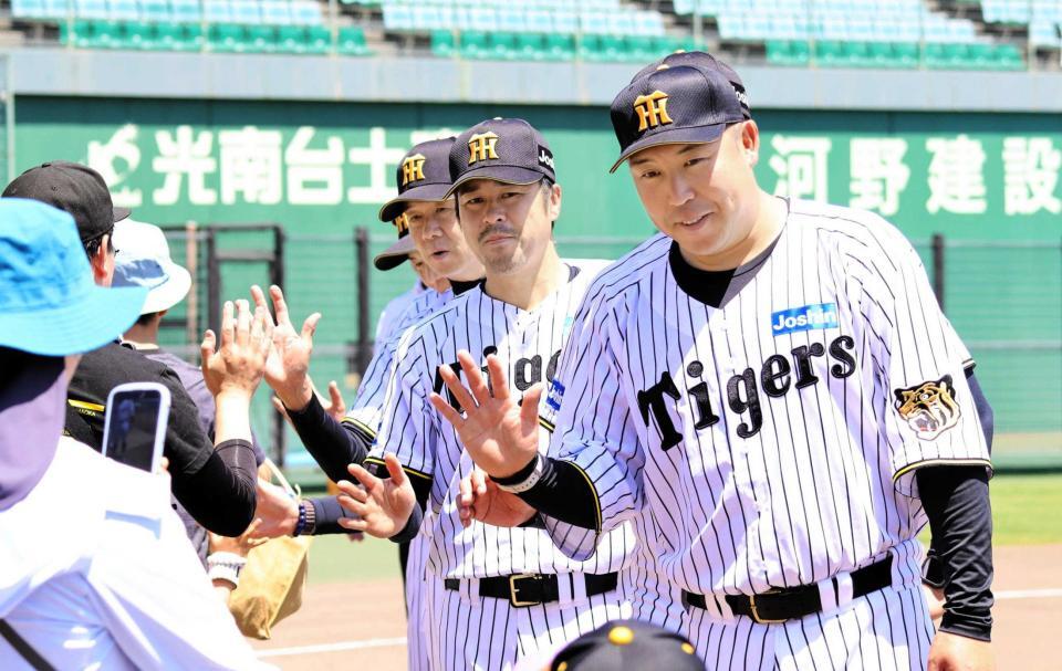 　イベント終了後、ハイタッチでお別れする（右から）森田一成氏、葛城育郎氏、八木裕氏ら＝１７日