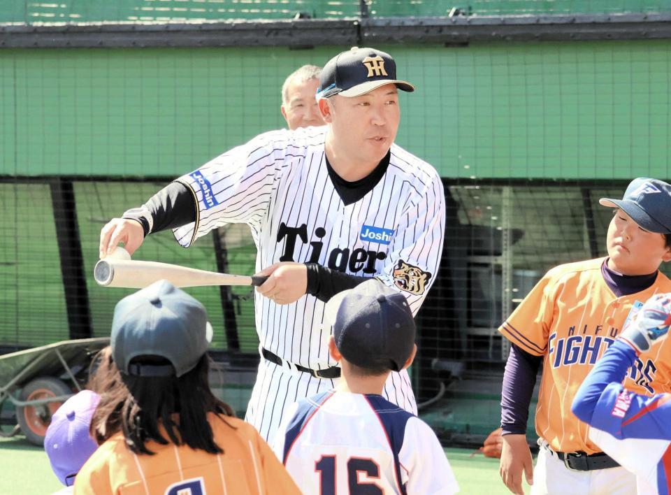 　ボールにバットを当てる角度を指導する森田氏