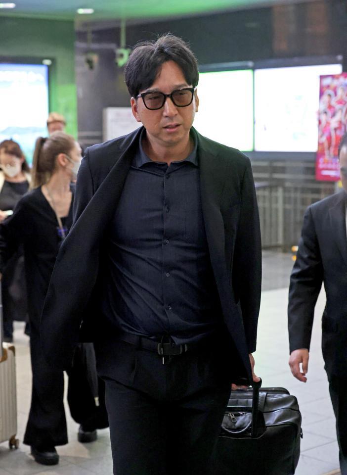 岡山に到着した藤川監督（撮影・立川洋一郎）