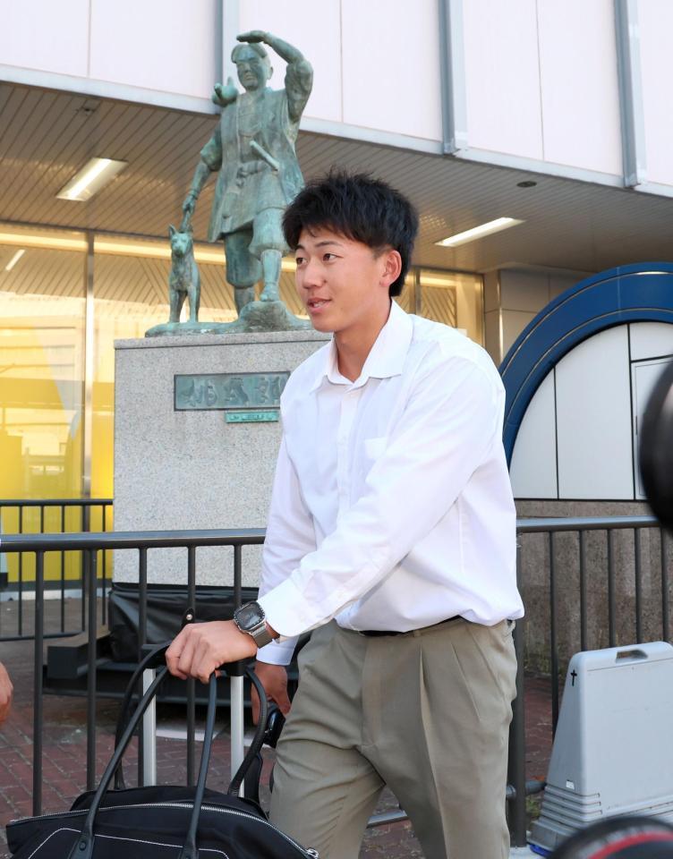 岡山に到着し宿舎へ向かう阪神・立石正広＝岡山駅（撮影・立川洋一郎）