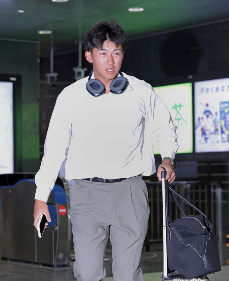 岡山に到着し宿舎へ向かう阪神・立石正広＝岡山駅（撮影・立川洋一郎）
