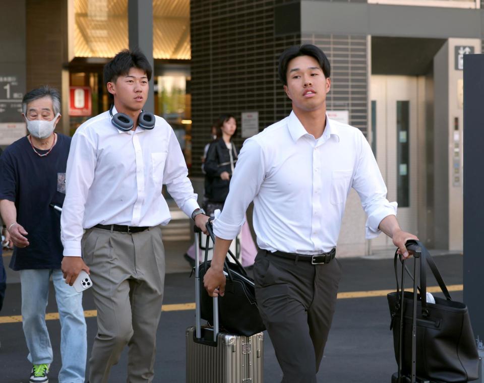 岡山に到着し、宿舎へ歩いて向かう岡城（右）と立石（撮影・立川洋一郎）