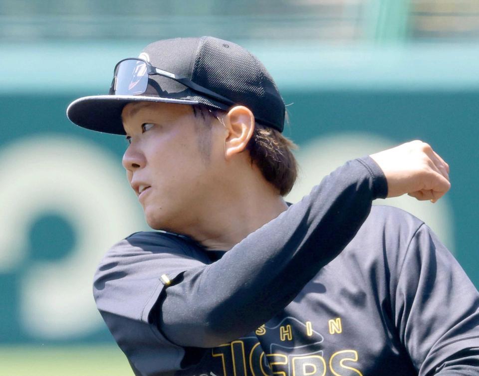 　ノックの打球を処理して送球する西勇（撮影・立川洋一郎）