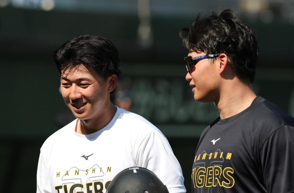 森下（右）と話をする立石（撮影・西田忠信）
