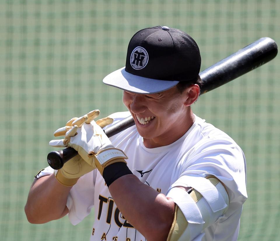 打撃練習の合間に笑顔を見せる立石（撮影・西田忠信）