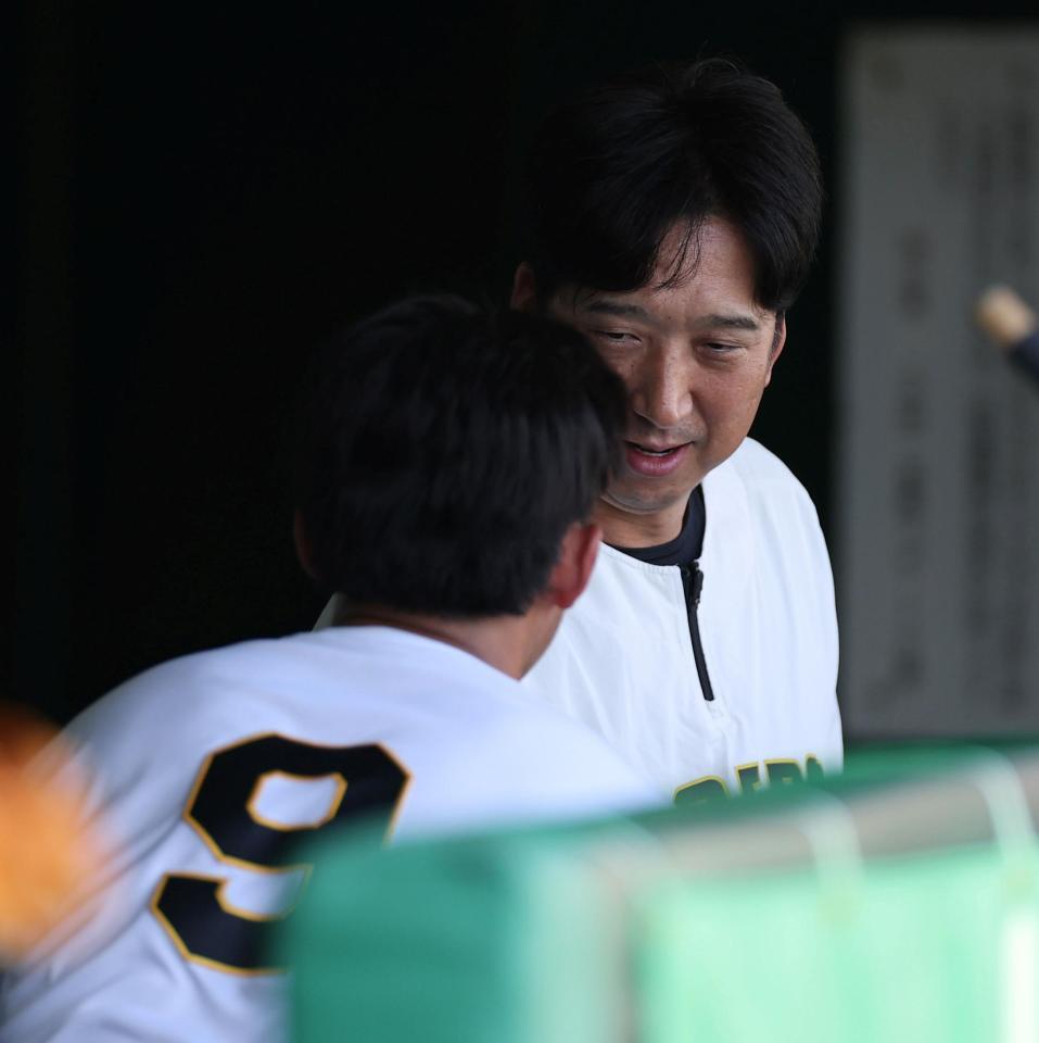 立石（手前）からあいさつを受ける藤川監督（撮影・西田忠信）