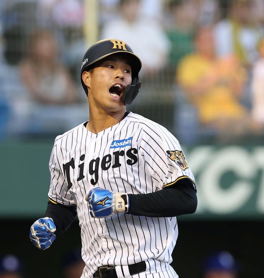 １回、佐藤輝の先制打で生還し声を上げる岡城（撮影・西田忠信）