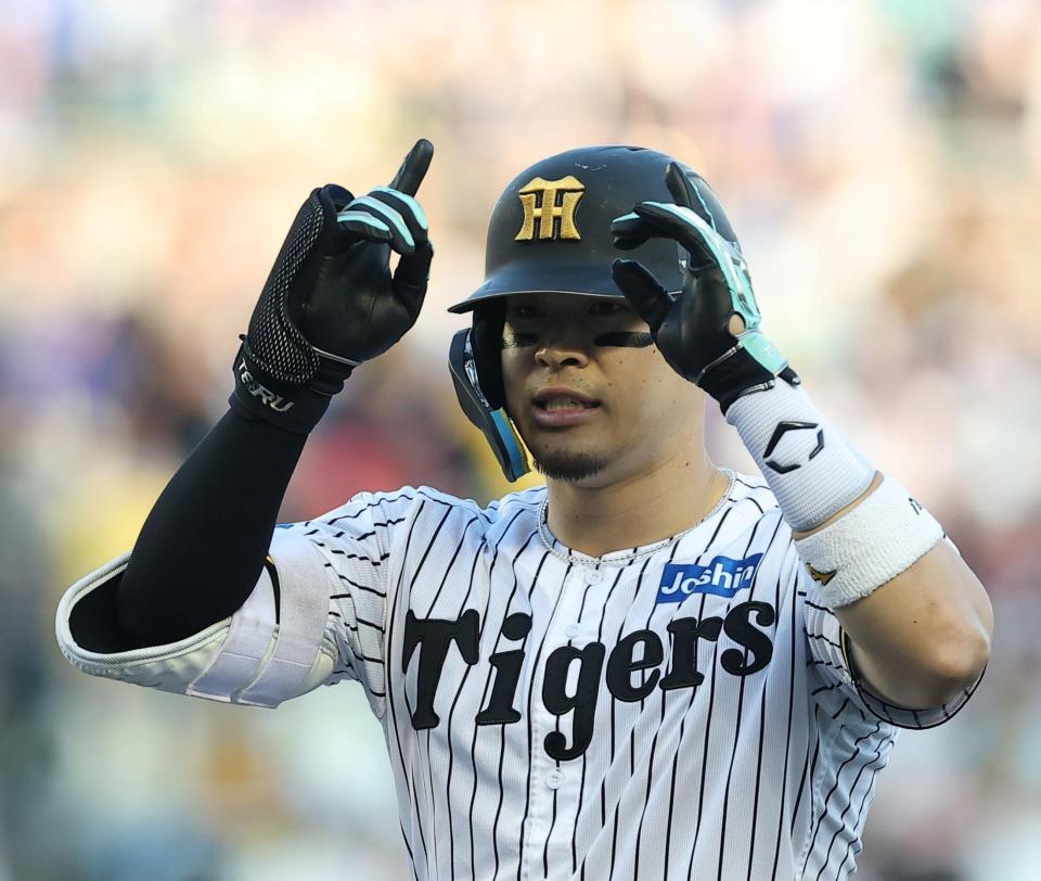 １回、先制打を放ちポーズをする佐藤輝（撮影・西田忠信）