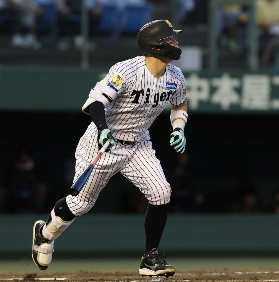 ３回、２ランを放つ佐藤輝（撮影・西田忠信）