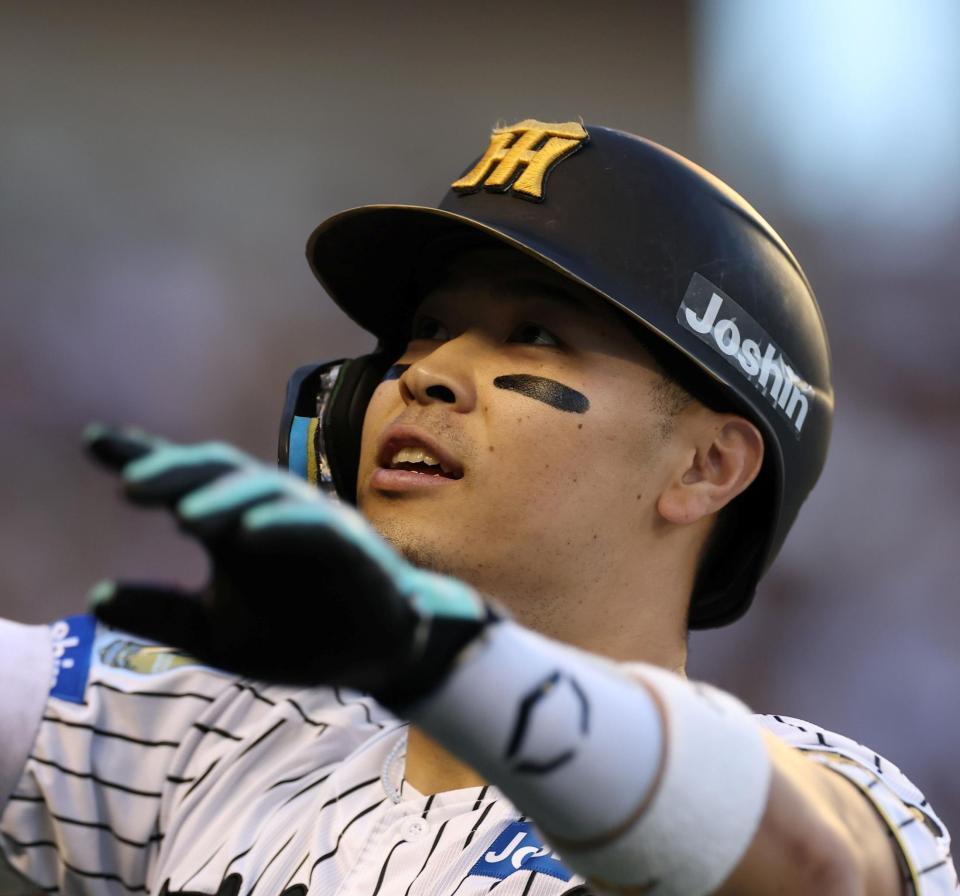 ３回、２ランを放った生還後、スタンドに手を振る佐藤輝（撮影・西田忠信）