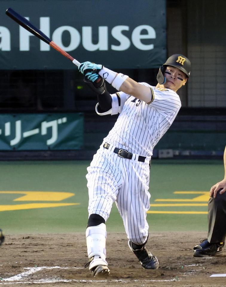 ３回、佐藤が右中間２ランを放つ