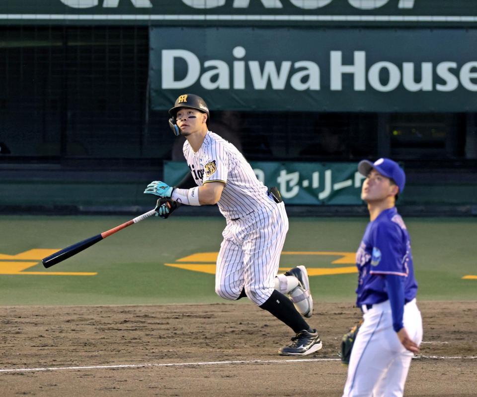 ３回、右中間スタンドへ２ランを放つ佐藤輝（撮影・立川洋一郎）