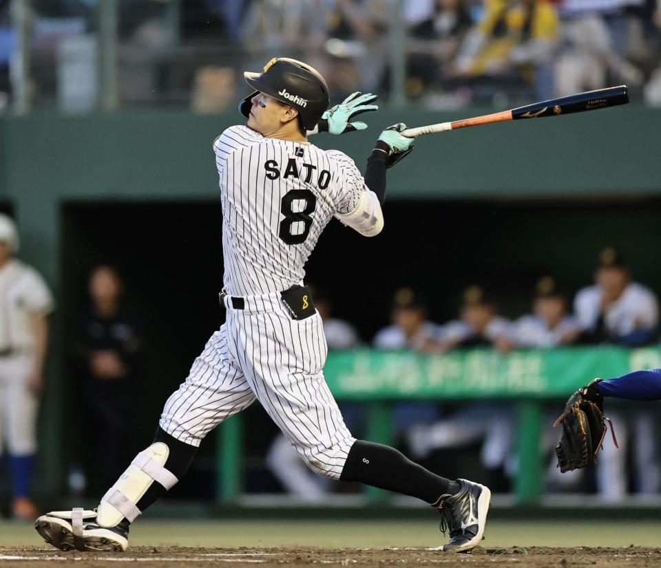 ３回、２ランを放つ佐藤輝（撮影・田中太一）