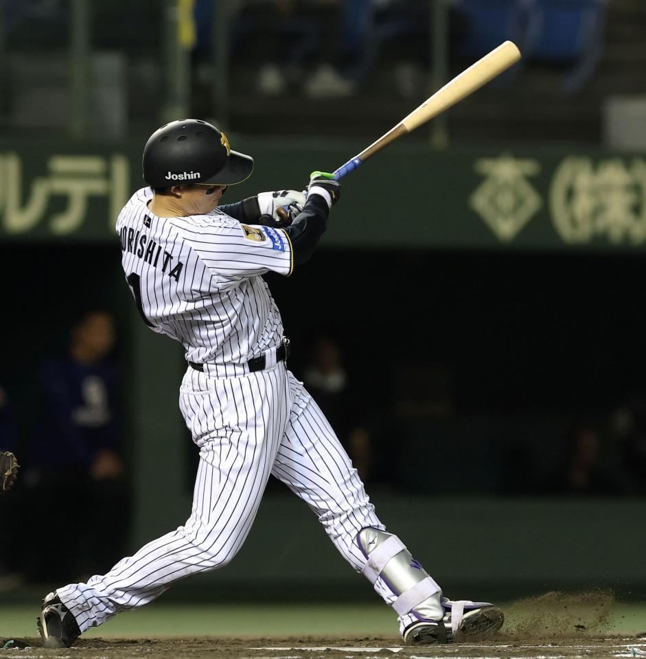 ７回、左前打を放つ森下（撮影・西田忠信）