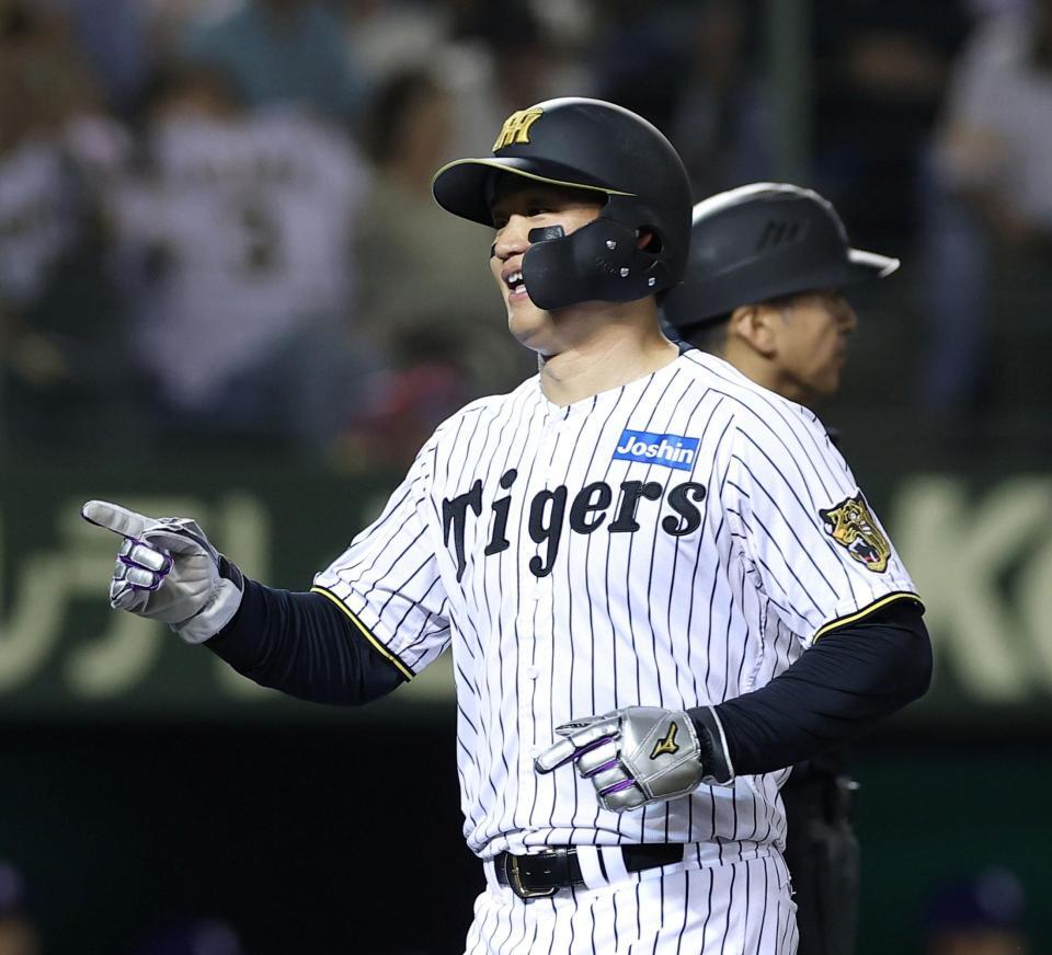 ５回、大山の適時打で生還した森下（撮影・西田忠信）