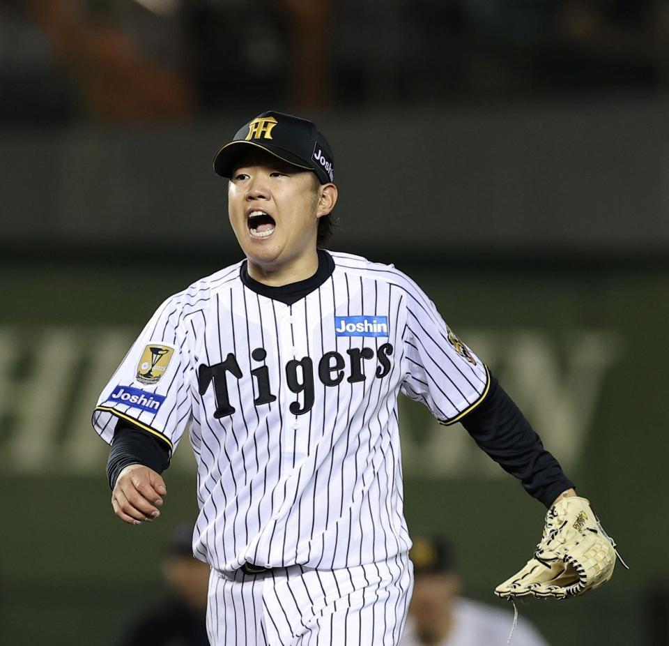５回、石伊を見逃し三振に仕留め、ほえる西勇（撮影・西田忠信）