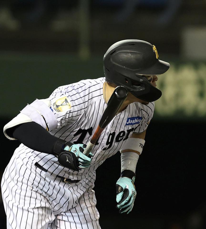 ５回、左前打を放つ佐藤輝（撮影・西田忠信）
