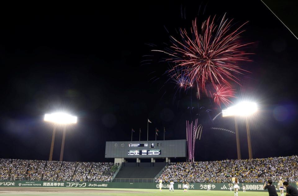 ５回終了後に打ち上げられた花火（撮影・西田忠信）