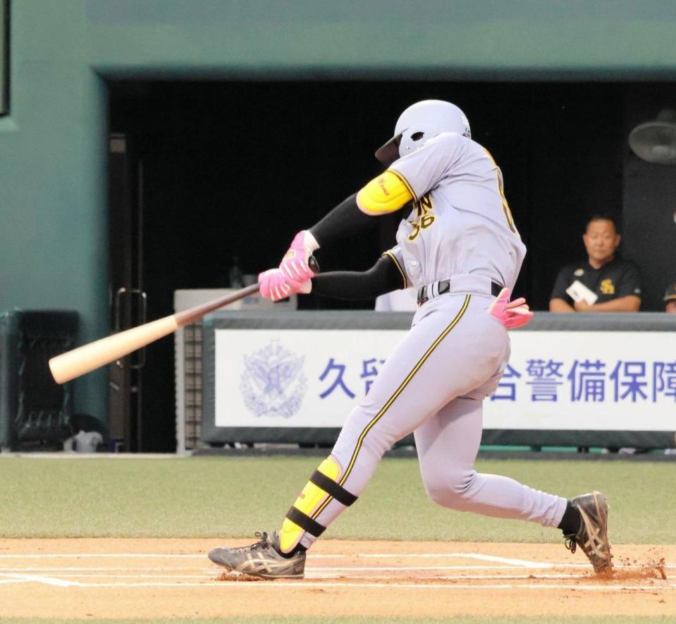 １回、右中間を破る三塁打を放つ百崎