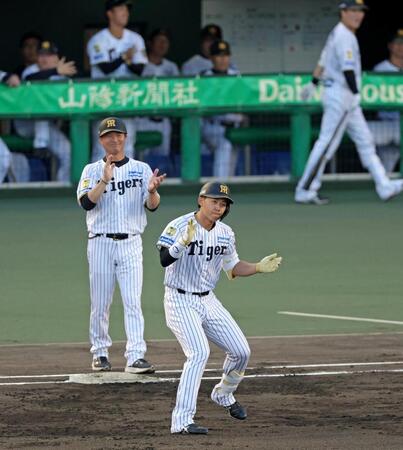 ２回、プロ初安打となる中前打を放ち手をたたいて喜ぶ立石（撮影・立川洋一郎）