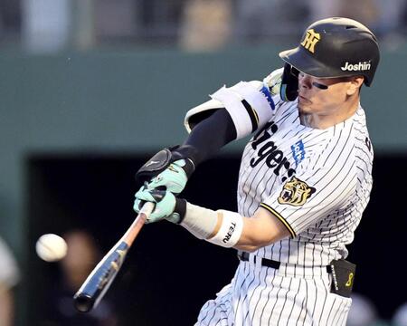 ３回、１２号２ランを放つ佐藤輝（撮影・田中太一）
