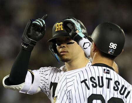 ５回、左前打を放ちポーズをする佐藤輝（撮影・西田忠信）