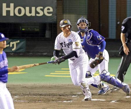 ７回、左前打を放つ森下（撮影・立川洋一郎）