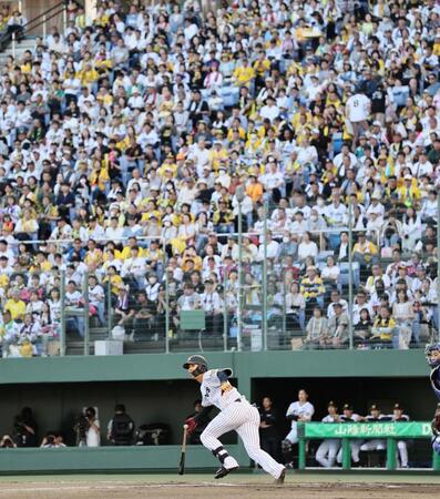 １回、地元の声援を受けながら二塁打を放った岡城（撮影・田中太一）