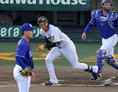 １回、左翼線へ二塁打を放つ岡城（撮影・立川洋一郎）