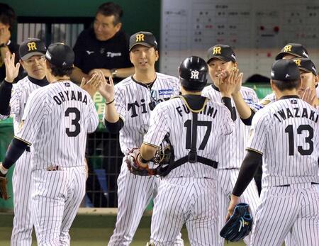 ナインと勝利のタッチを交わす藤川監督（中央）＝撮影・立川洋一郎