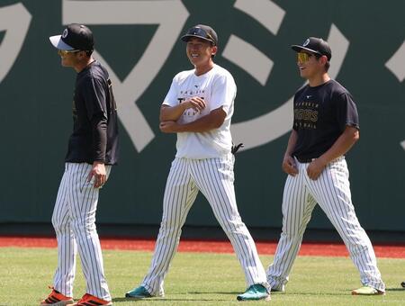 練習の合間に笑顔を見せる立石（中央）＝撮影・西田忠信
