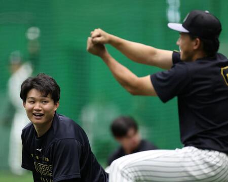 立石（右）と話をする森下（撮影・西田忠信）